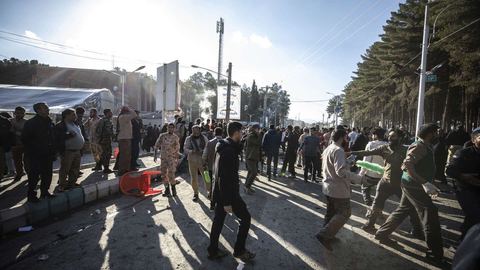 Más de un centenar de víctimas en un doble atentado cerca del mausoleo del general Ghassem Soleimani, asesinado en 2020