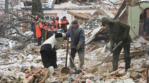 Quatre personnes tuées et des dizaines blessées suite à des attaques russes, selon les forces de l'ordre ukrainiennes
