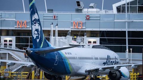 El regulador estadounidense exige la inmovilización en tierra de determinados aviones Boeing 737 MAX 9 tras un incidente en un vuelo de Alaska Airlines