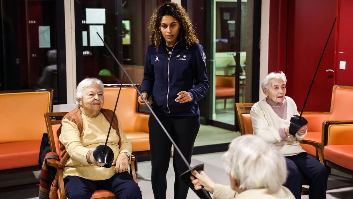 À l'Ehpad, des seniors découvrent l'escrime avec une championne mondiale : une expérience enrichissante.