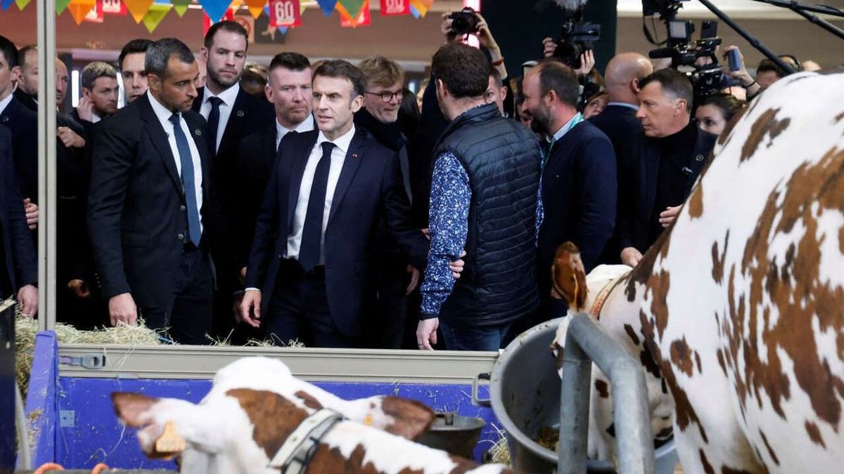 Après une inauguration houleuse, Emmanuel Macron continue sa visite sous les sifflements