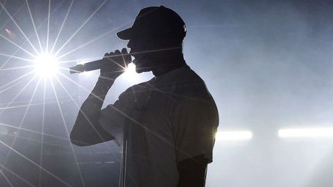 Booba fait une sortie retentissante de sa retraite musicale.