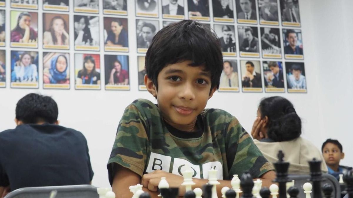 Ce prodige des échecs, âgé de seulement huit ans, établit un record en battant un grand maître