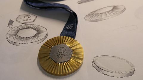 Comment chaque médaille contient-elle 18g de la Tour Eiffel?