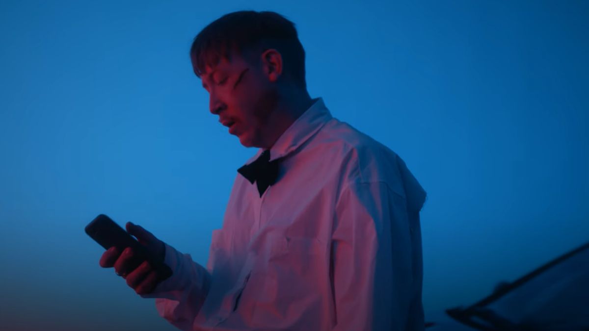 Eddy de Pretto presents the video clip “Ergences 911” inspired by the video of the funeral of Agnès Lassalle