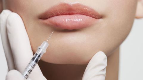 Elles regrettent d'avoir recours à la chirurgie esthétique durant leur adolescence