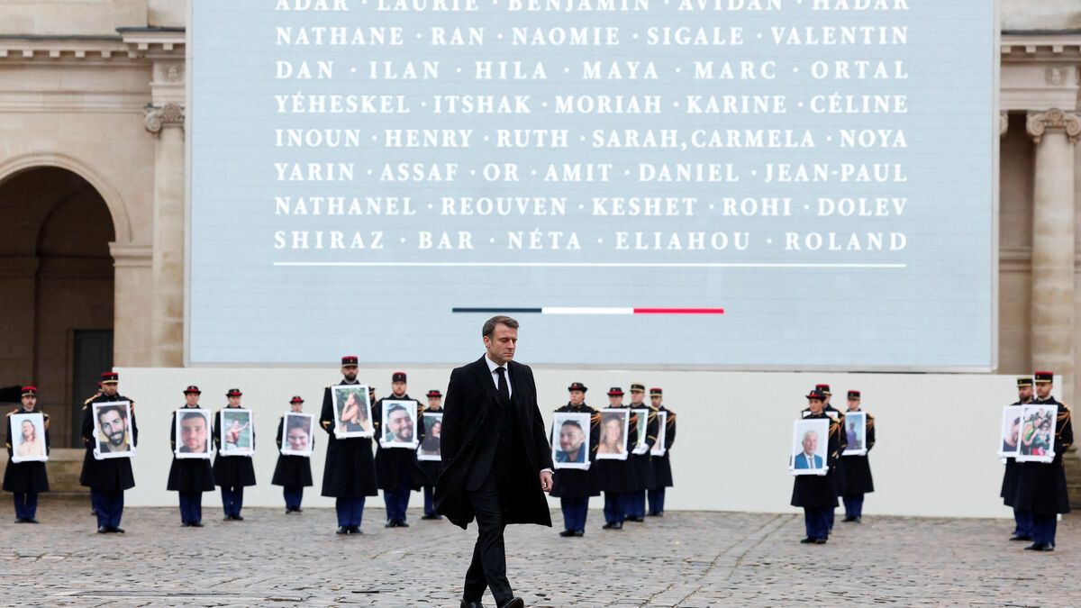 Emmanuel Macron condamne fermement "le pire massacre antisémite de notre siècle" perpétré par le Hamas, lors d'un hommage rendu aux victimes le 7 octobre.