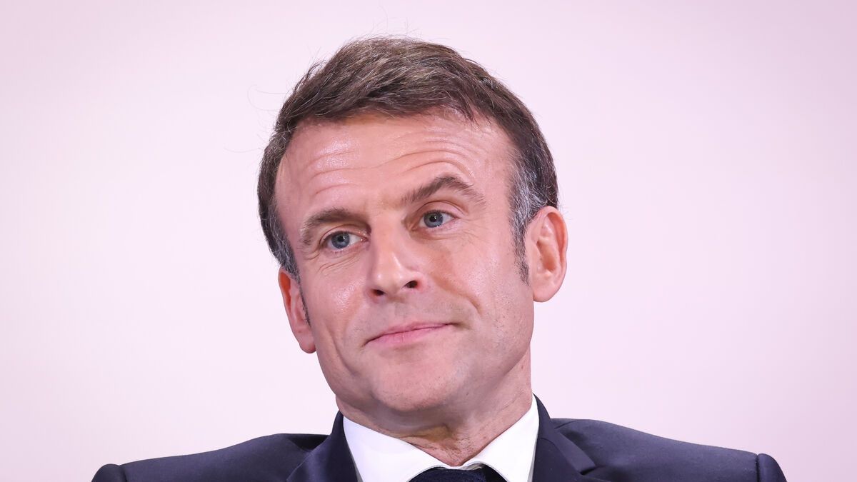 Emmanuel Macron sorprende al escuchar las quejas de los Doubs durante una visita improvisada a una tabaquería