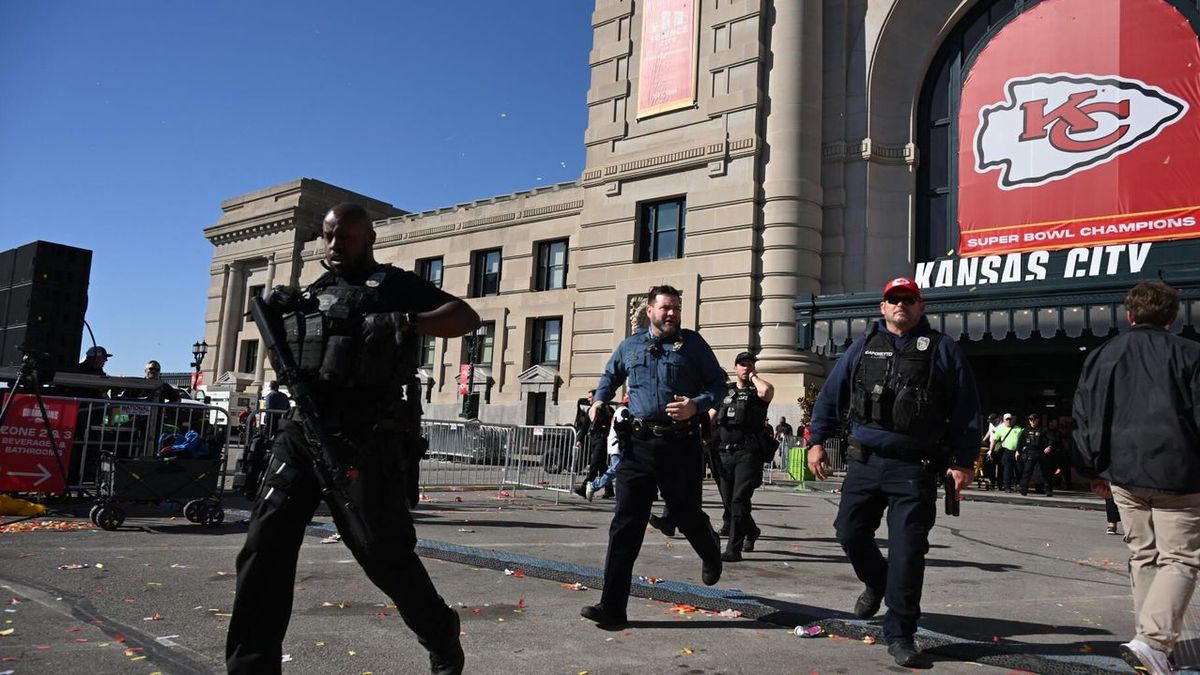 Shooting in Kansas City during a parade: One death and 21 injured reported