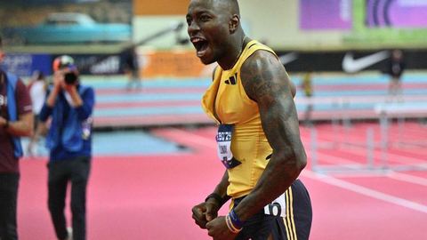 Grant Holloway, estadounidense, establece el récord mundial en los 60 metros, Tia Jones lo iguala en categoría femenina.