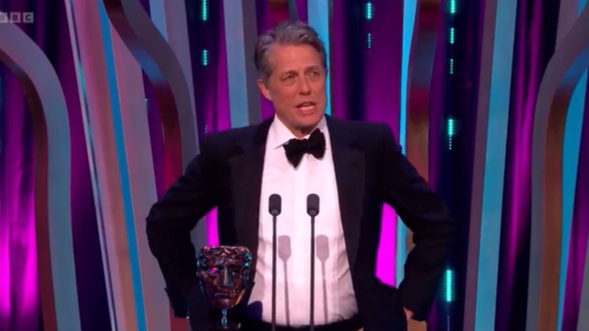 Hugh Grant vuelve a brillar como el Oompa Loompa de “Wonka” durante una ceremonia