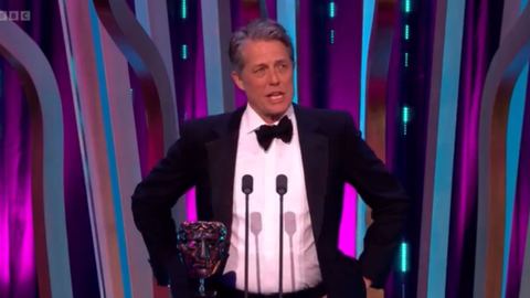 Hugh Grant vuelve a brillar como el Oompa Loompa de “Wonka” durante una ceremonia