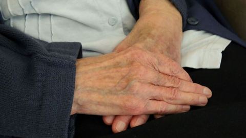 Jocelyne, 82 ans, assassinée chez elle : son agresseur présumé, un voisin qui lui avait apporté des fleurs