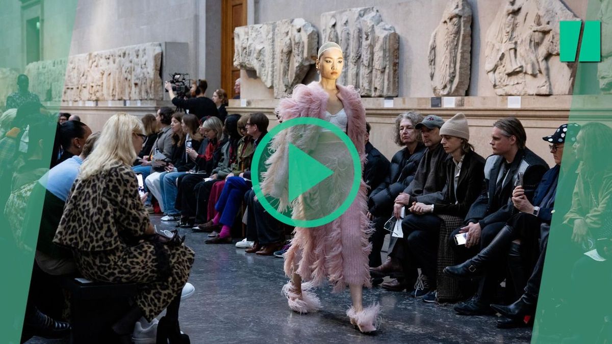 Grecia indignada por el desfile de moda en la Semana de la Moda de Londres frente al friso del Partenón de Atenas