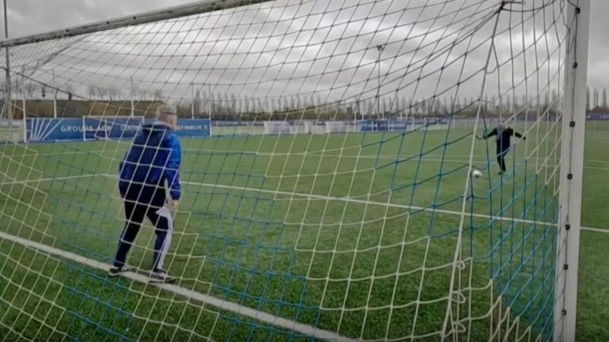 Pour le CFC, Mickaël Landreau bloque cinq tirs au but d'un père de famille trop confiant