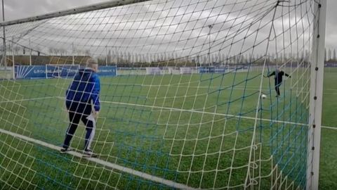 Para el CFC, Mickaël Landreau bloquea cinco disparos a portería de un padre demasiado confiado