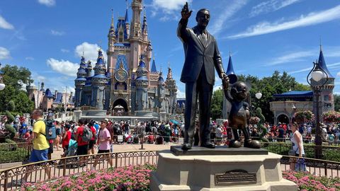 Un hombre arremete contra Disney World después de que su esposa muriera por alergia alimentaria