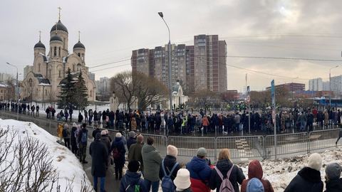 Cientos de rusos en Moscú presentan sus respetos finales en el funeral de Alexei Navalny