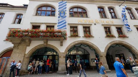 Hinchas italianos realizan saludos nazis en establecimiento frecuentado por Hitler