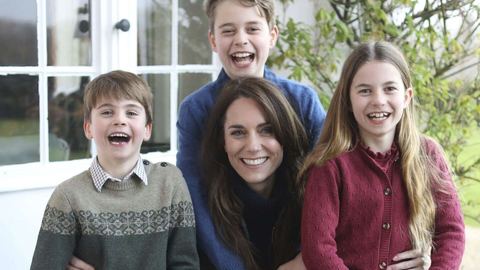 Kate Middleton s'excuse après la diffusion d'une photo modifiée d'elle et de ses enfants