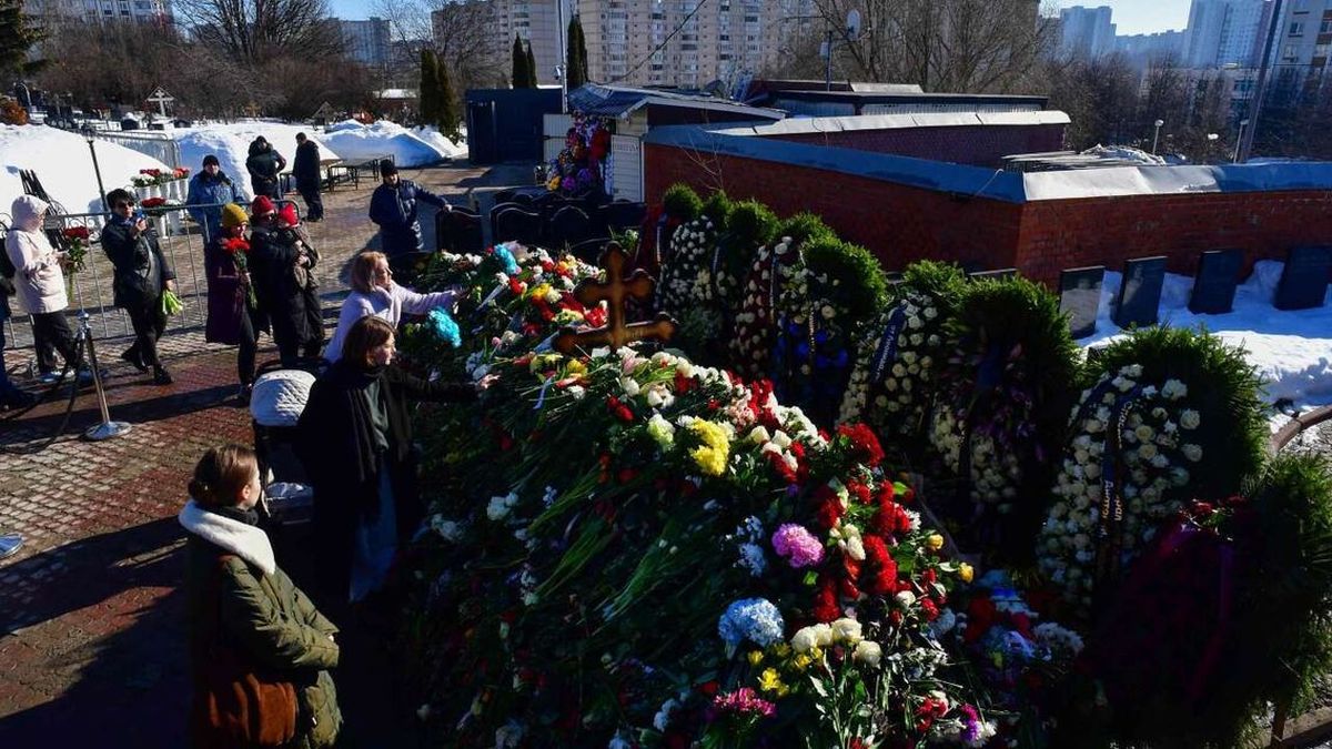 La sépulture d'Alexeï Navalny à Moscou reste submergée de fleurs deux jours après l'inhumation de l'opposant