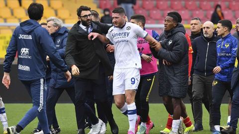 El técnico del club Lecce de Italia le da un cabezazo a un futbolista de Verona
