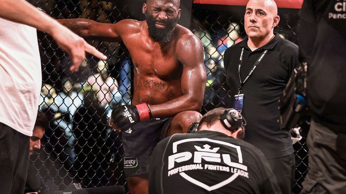 Le visage grimaçant de douleur d'une star du MMA, vous y prenez peut-être moins d'importité...