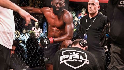 Le visage grimaçant de douleur d'une star du MMA, vous y prenez peut-être moins d'importité...