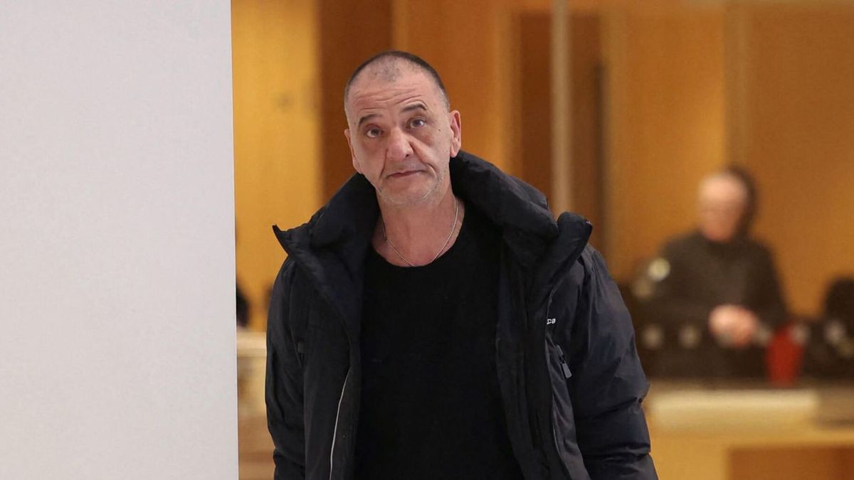 Marco Mouly, célèbre escroc des quotas carbone, se présente au tribunal de Paris en vue de son incarcération