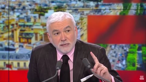 Pascal Praud s'insurge contre la gratuité des billets en Seine-Saint-Denis, Troussel lui réplique en Français