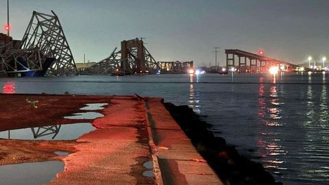 Búsqueda de víctimas en el mar tras la colisión de un portacontenedores con un puente que provocó su hundimiento