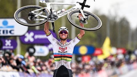 Tour des Flandres : Mathieu Van der Poel réalise un triplé en solitaire avec brio.