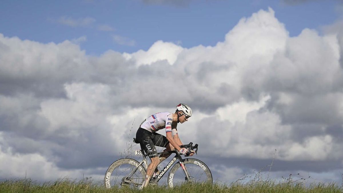 Victoire de Tadej Pogacar aux Strade Bianche suite à une évasion solitaire de 80 km