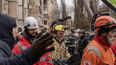 Zelensky exerce une pression accrue sur ses alliés pour accélérer les envois d'armes suite aux attaques russes mortelles à Odessa.