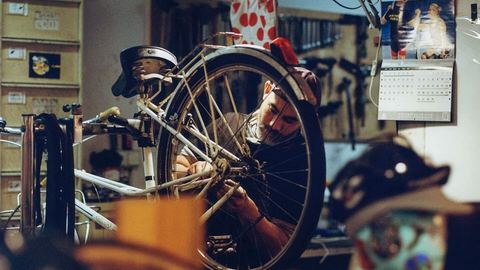 En París, Daniel Quéré mima a las bicicletas y a los clientes de la calle de Charonne