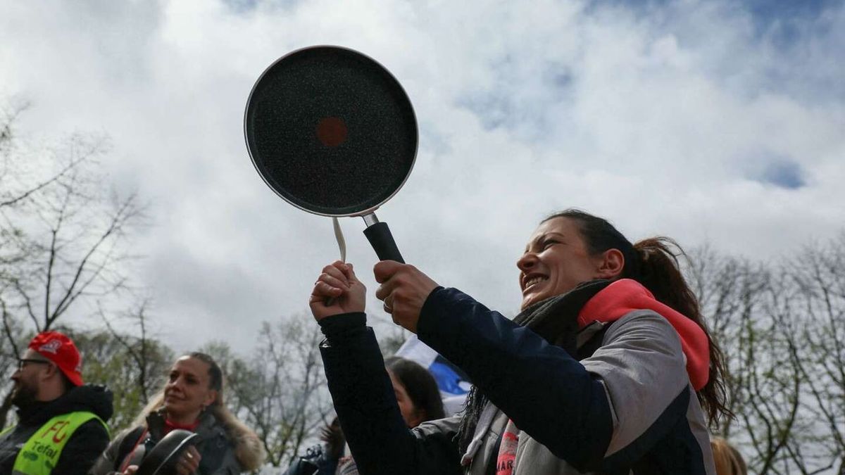 Adoption by deputies of a law aimed at reducing exposure to 'eternal pollutants' without banning kitchen utensils containing them