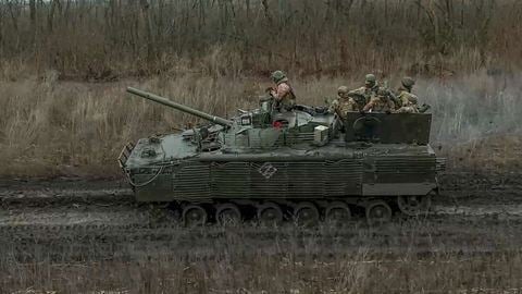 En Russie, l'intégration des détenus dans l'armée pour participer aux combats devient courante