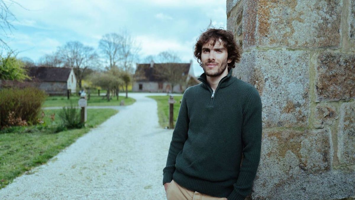 Guillaume Martin, Cycliste Professionnel, entame une Nouvelle Vie en Rénovant un Hameau Normand