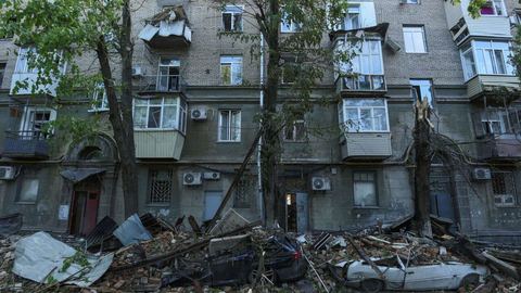 Offensives mortelles russes dans les zones de Dnipro et Donetsk ; Visite de Zelensky dans l'est