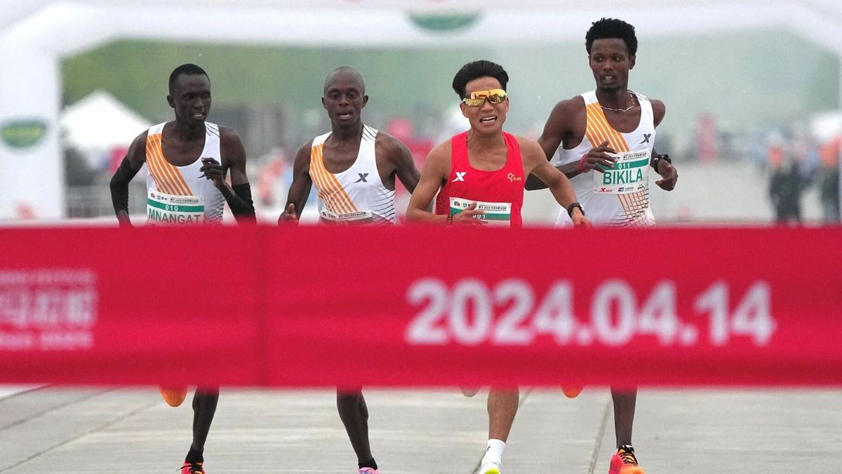 Cuatro corredores descalificados por fraude durante la media maratón de Beijing