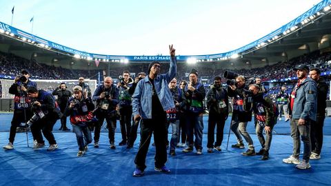Retour triomphal de Ronaldinho au Parc des Princes : émotion des fans du PSG et accolade avec Mbappé après PSG-Barcelone