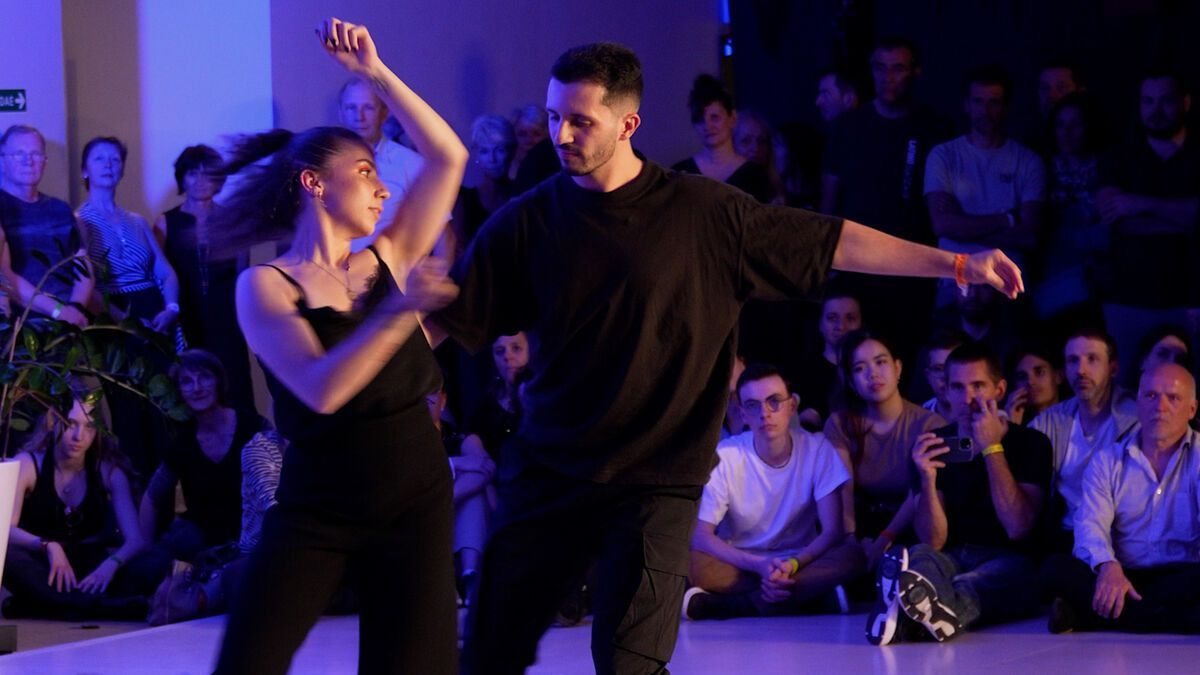 VIDÉO: La renaissance du « West Coast Swing », une danse à deux populaire réinventée en Français.