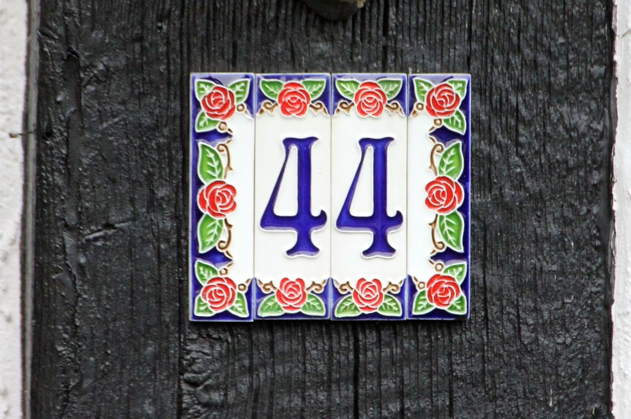 House number plate designs: what options in 2024? 2