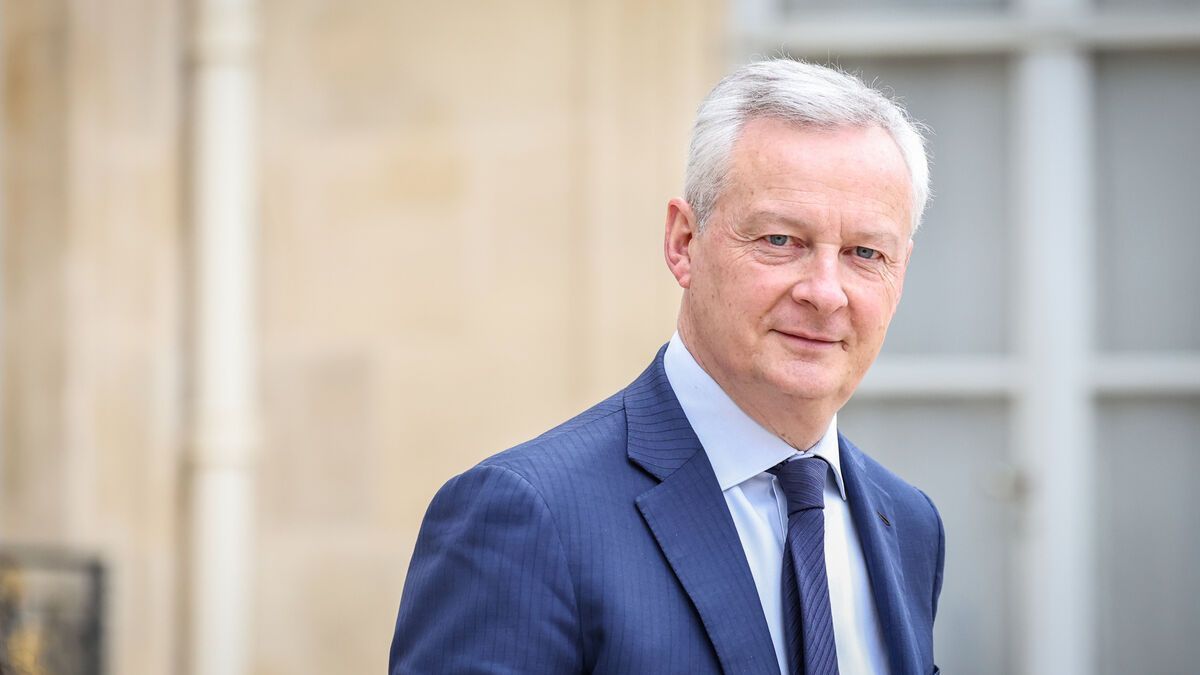 Bruno Le Maire sufre un accidente automovilístico en París con un ciclista que se pasó un semáforo en rojo