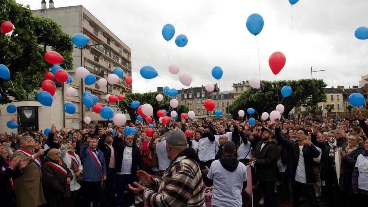 Thousands take part in peaceful march