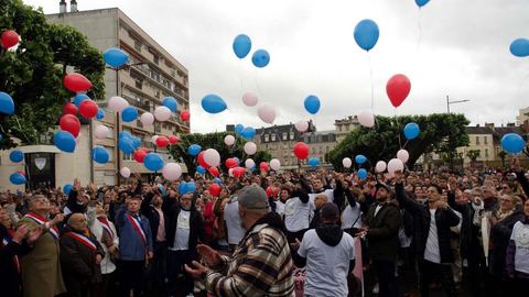 Des milliers d'individus participent à une marche pacifique