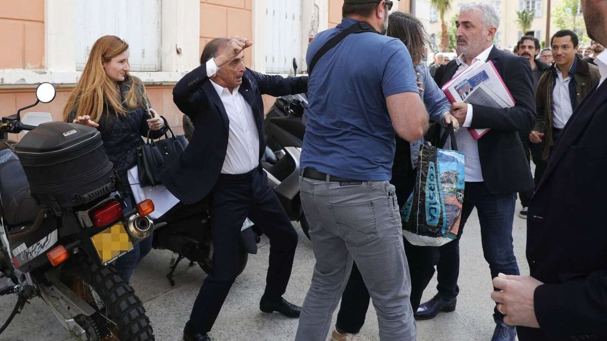 Eric Zemmour ciblé par des lancers d’œufs sur un marché corse