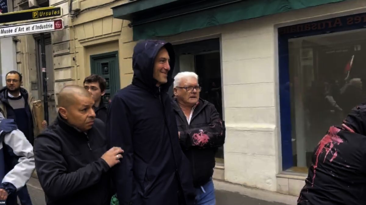 Glucksmann empêché d'assister à la manifestation à Saint-Etienne suite à des jets d'œufs et de peinture.