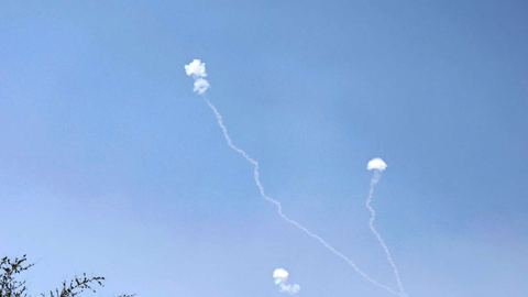 Hezbollah revendique avoir lancé 'plus de soixante missiles' contre des bases militaires en Israël