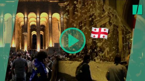 Manifestants en Géorgie réprimés en tentant de bloquer le Parlement en protestation contre la loi sur "l'influence étrangère"